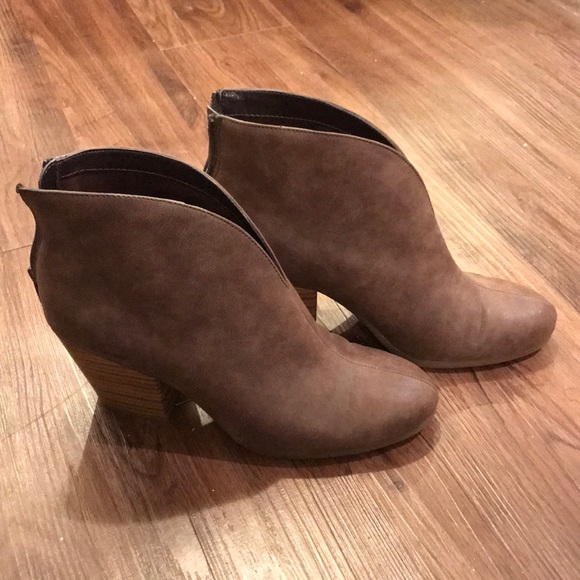 A2 By Aerosoles Shoes - EUC A2 by Aerosoles booties with Heel Rest 7.5